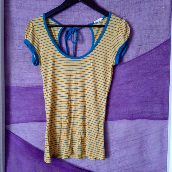 Open back T-shirt - Picture 1 of 3